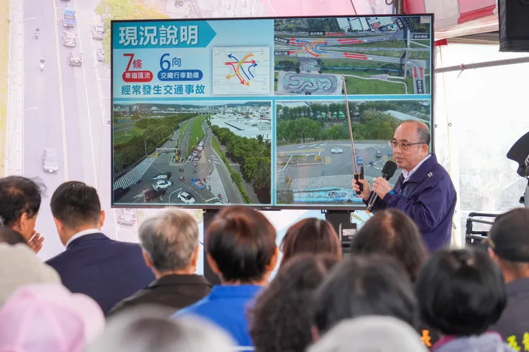 水利局長宋德仁親自上陣簡報6號越堤道路改善工程。水利局提供
