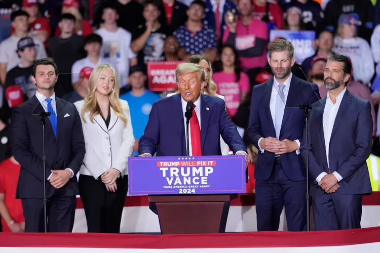 川普（中）與家族成員。美聯社