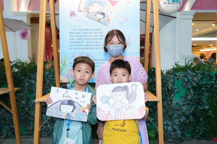 卓禹彤同學獲環境教育繪本國小創作組第一名，作品 「守護海灘Follow me 」被選入9月份月曆。環保局提供