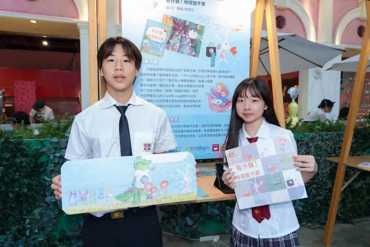 林恩左(左)、陳嬉(右)獲環境教育繪本國高中創作組第一名。環保局提供