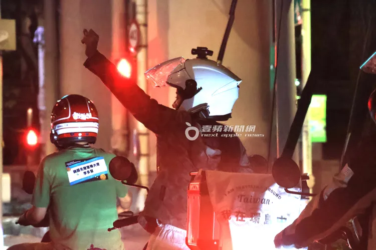 李多慧心情愉悅騎車，開心比勝利手勢。特勤中心攝