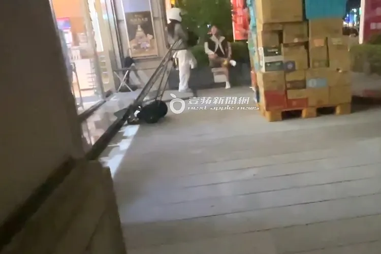 《壹蘋》記者也和李多慧保持遠距離。特勤中心攝