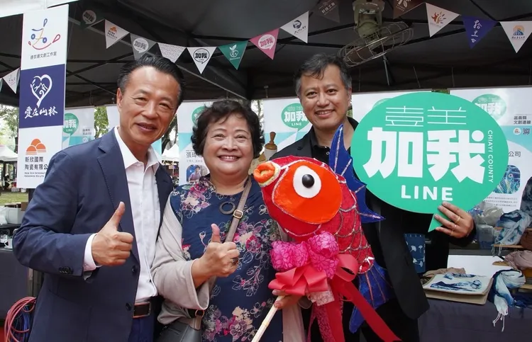 賴岳興副教授將「嘉義」兩字拆解成「加我」，希望文創業加入輔導中心，提升能量。嘉縣府提供