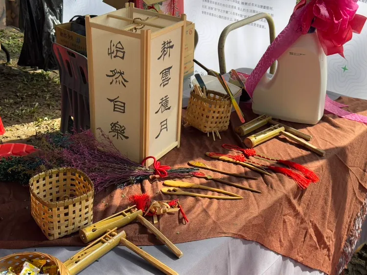「好技工坊」改良傳統童玩與DIY材料包作品，都是嘉義所產的竹子。嘉縣府提供