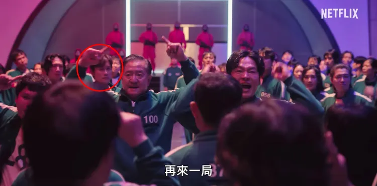 有網友以0.25倍慢速播放預告，竟發現李秉憲隱身參賽者人群中，嚇壞觀眾。翻攝YouTube