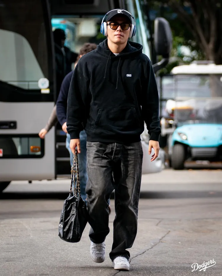 山本由伸拎著黑色CHANEL 22手袋抵達球場。翻攝Los Angeles Dodgers IG