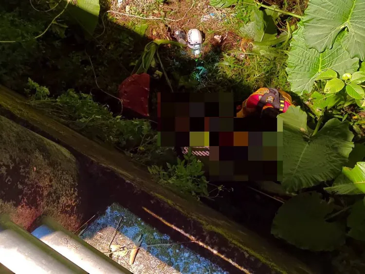 警消垂降協助4人脫困，送往醫院救治。民眾提供