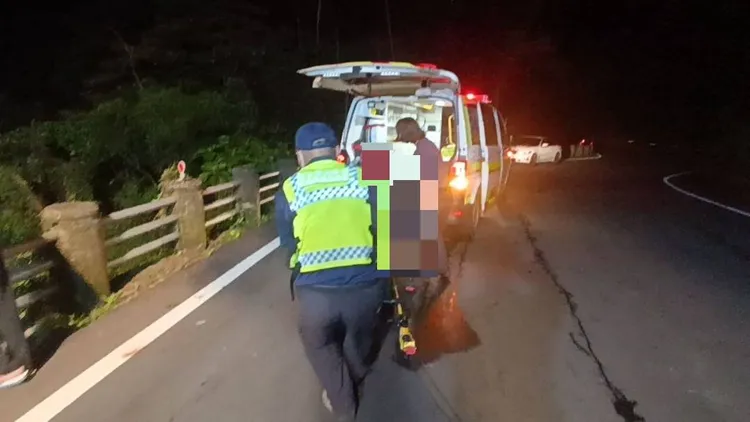 警消垂降協助4人脫困，送往醫院救治。民眾提供