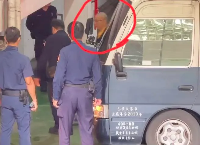 柯文哲今天首度頂著大光頭現身北檢囚車道。讀者提供
