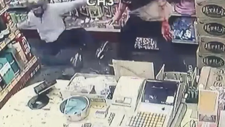 老闆浴血抵抗，推開歹徒後逃命。讀者提供