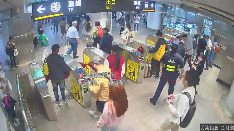 11時41分50秒員警抵達高鐵R13出口閘門，亮刀嫌犯已經離開。警方提供