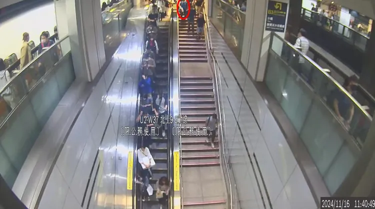 嫌疑人在9號車廂開啟後便出車門接著走樓梯下樓，準備出閘門。警方提供
