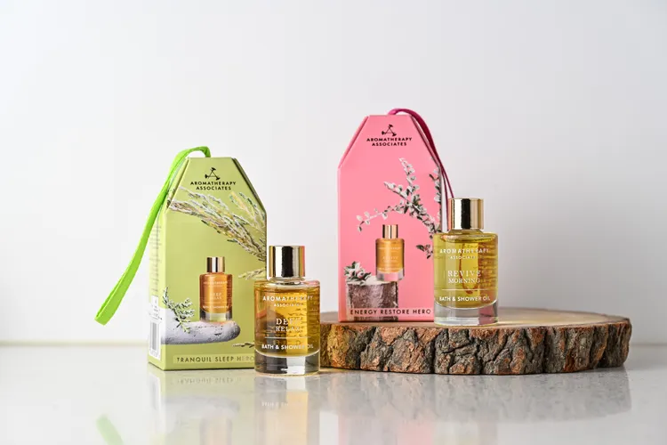 晚間舒緩沐浴油（左）、明煥晨曉沐浴油（右），各9ml／600元。品牌提供
