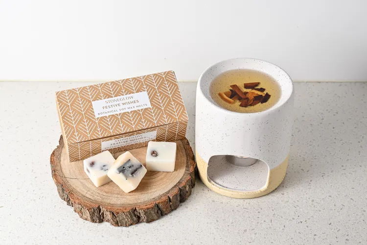 香氛蠟16入／900元、簡約陶瓷香薰座650元。品牌提供
