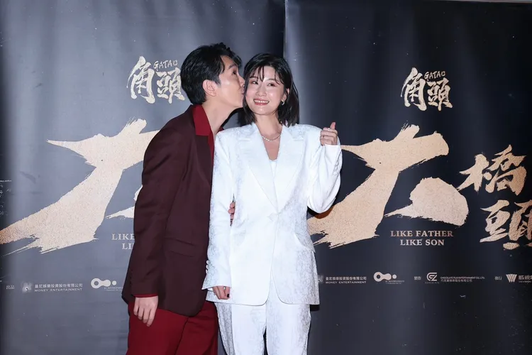 施名帥親吻老婆臉頰。娛樂中心攝