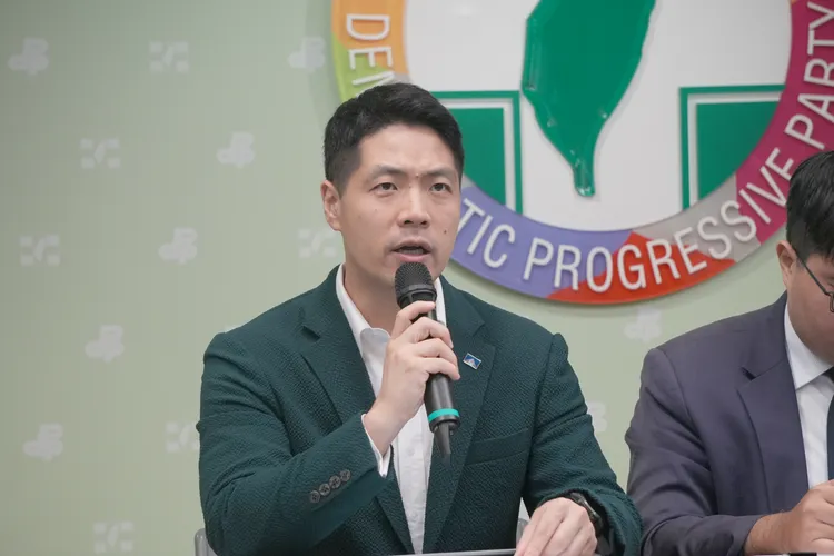 陳又新表示，翁曉玲修法有明確的目的，旨在破壞中華民國台灣現在的權力分立跟制衡制度。民進黨提供