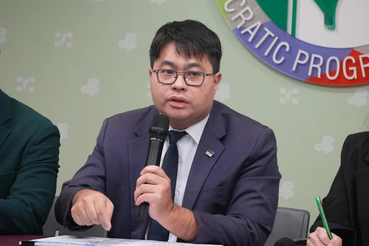 律師黃帝穎說，翁曉玲所提《憲法訴訟法》修法，違反機關忠誠義務及權力分立。民進黨提供