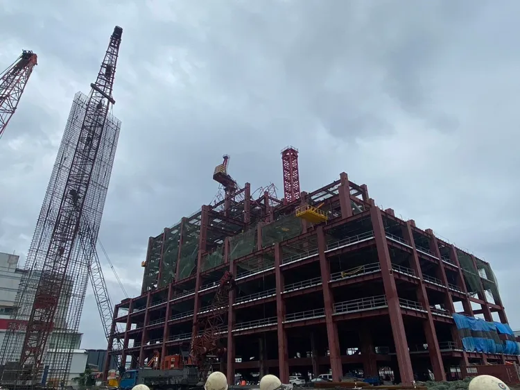 意外造成3名工人受傷，1人命危。警方提供