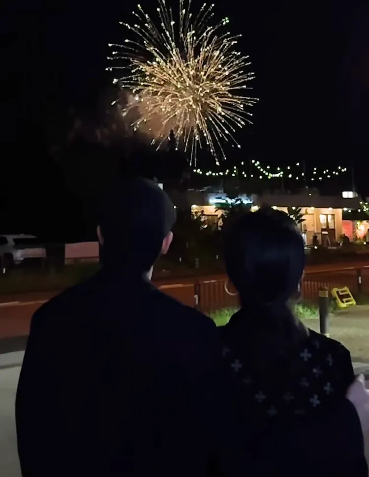 蕭敬騰與老婆共賞煙火。翻攝蕭敬騰臉書影片