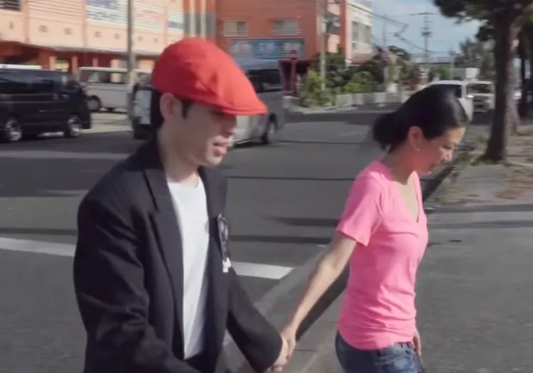 蕭敬騰牽老婆過馬路。翻攝蕭敬騰臉書影片