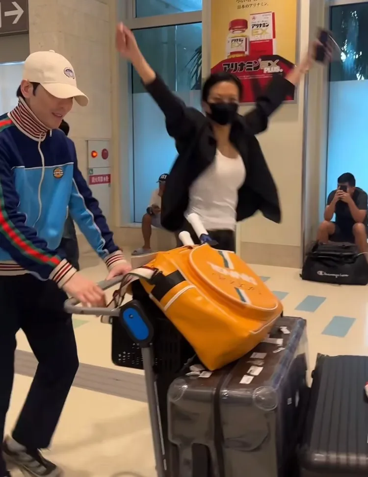 蕭敬騰推行李，愛妻手舞足蹈。翻攝蕭敬騰臉書影片