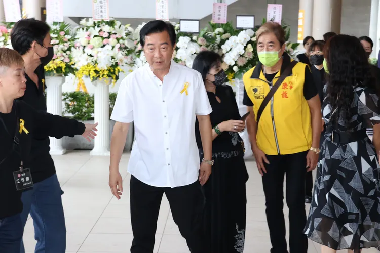 高群和康龍來送石英最後一程。莊宗達攝影