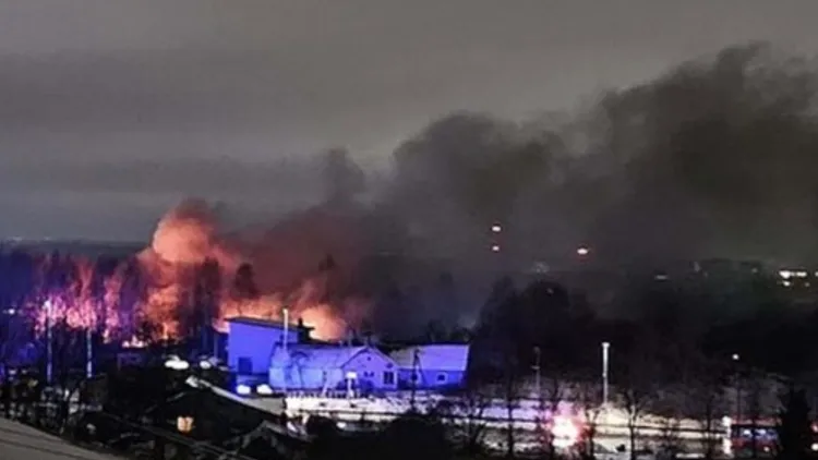 貨機撞上民宅後爆炸現場。翻攝自X@vytejok