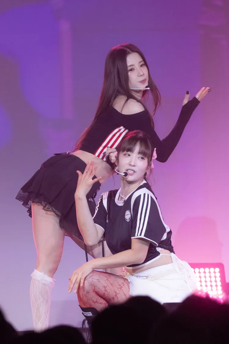 朴初瓏（左）、尹普美又唱又跳。ONINN ASIA提供