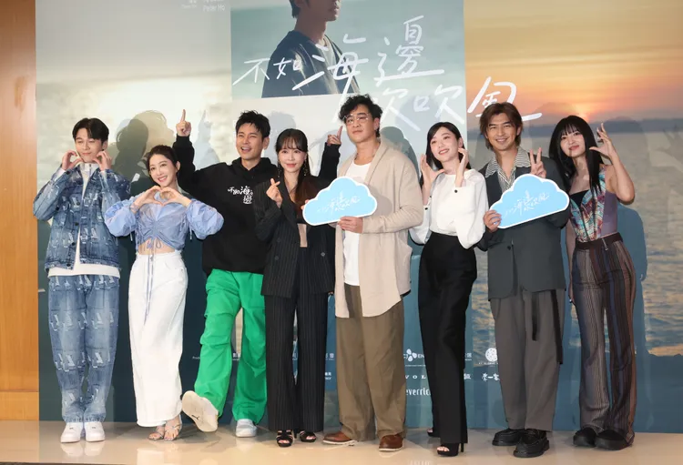 何潤東（中）與演員群一起出席首映記者會。攝影中心攝