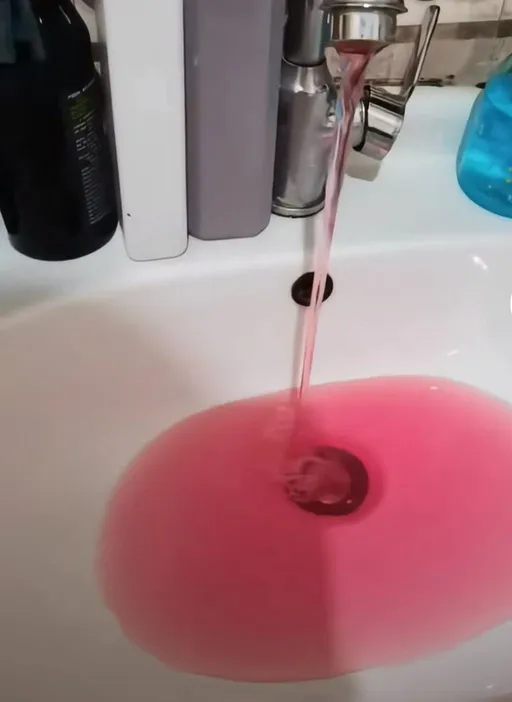 流出粉红色水...谜题解开发文网友尴尬了