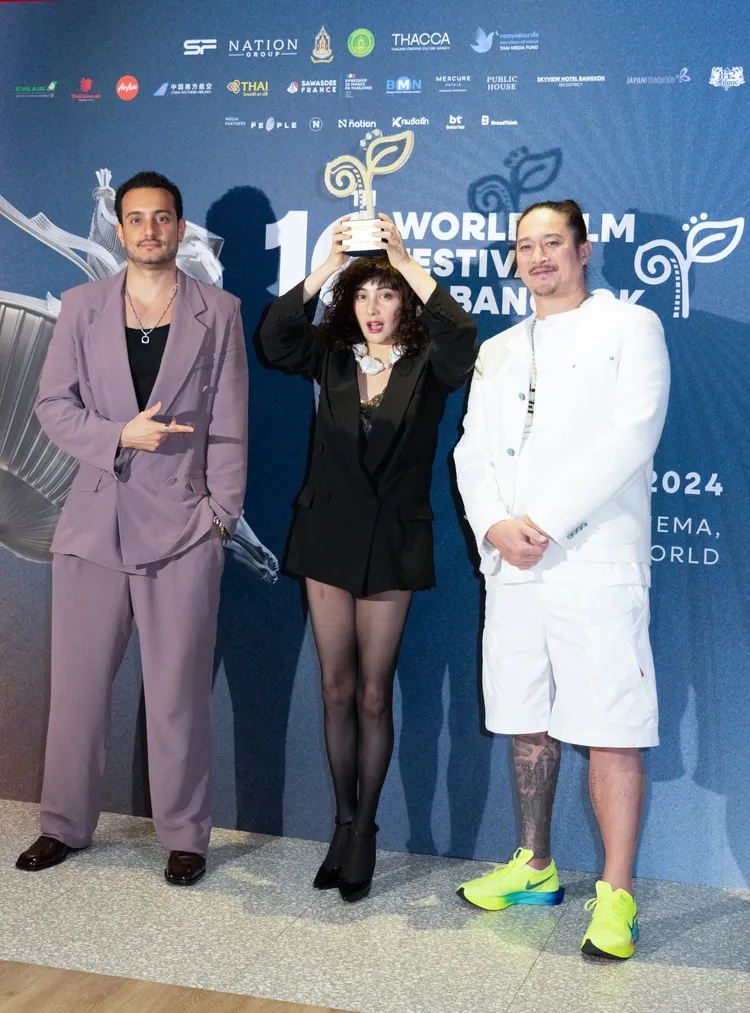 何超儀在曼谷拿到「最具魅力女星」大獎非常開心，直呼演多年醜角終於平反。852Films提供