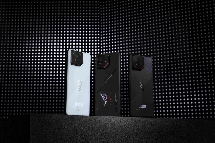 ROG Phone 9系列包含ROG Phone 9（左）、ROG Phone 9 Pro（右）與ROG Phone 9 Pro Edition（中）。ROG提供