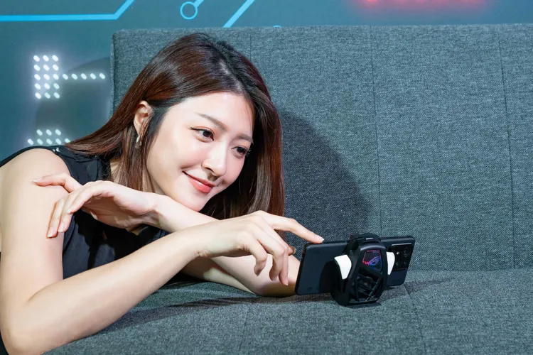 ROG空氣動力風扇 X Pro的重低音喇叭強勢回歸，帶來沉浸式 2.1 聲道音效體驗！ROG提供