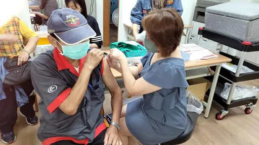 第二階段公費流感、新冠疫苗11/1開打 50歲以上民眾快來接種