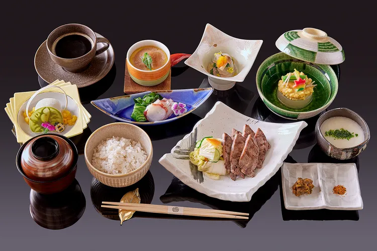 HAYASE日本料理推出旅展限定「午間御膳」主食有三選一：鹽烤牛舌麥飯搭配山藥泥、炙燒星鰻重箱及海鮮散壽司，買10送3旅展優惠價11,000元，平均每張846元。業者提供