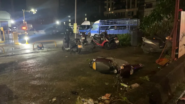 吳男惡意踹倒機車。警方提供