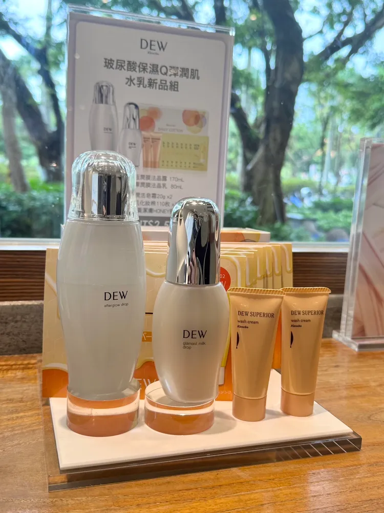 即日起至11月30日在東方美集團官網推出的DEW玻尿酸保濕Q彈潤肌水乳新品組，購買DEW恆潤膜法晶露170ml、贈DEW彈潤膜法晶乳80ml、DEW潤活皂霜20g*2、Kanebo佳麗寶BW柔肌化妝棉110枚、DEW金黃潔膚HONEY蜜3g*8。張家玲攝