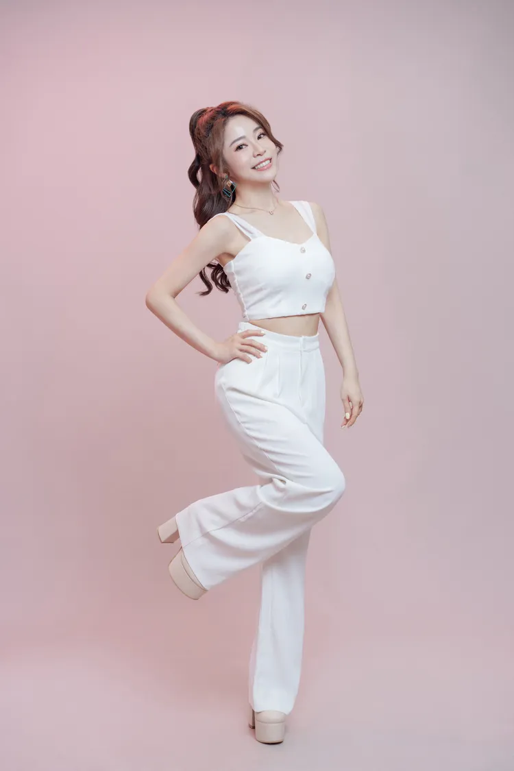 17主播小毒藥JJ，暱稱藥藥，擁有「甜美系主持人」稱號，在17直播主持過大大小小的活動。