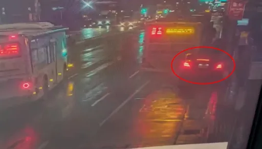 驚悚影片!北市小客車滑撞公車險衝進站牌人群 公車尾夠硬扛下一切