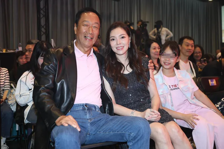 曾馨瑩（中）主辦「銘馨盃」舞蹈大賽，老公郭台銘（左）、愛女QQ以行動力挺。彭欣偉攝