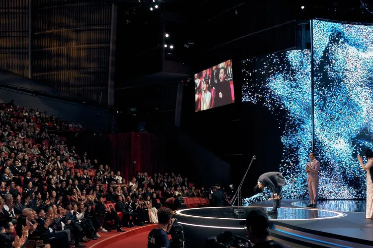 黃迪揚前年獲得金鐘迷你劇男配角獎，在舞台上深深一鞠躬。翻攝自黃迪揚臉書