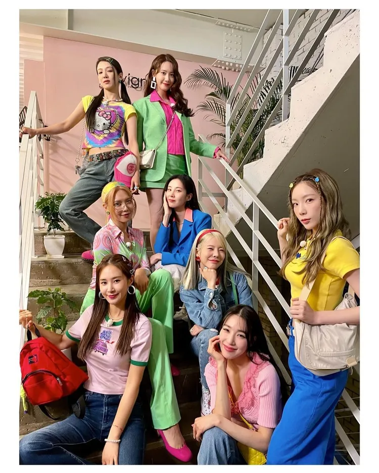 太妍（右一）搭配MATIN KIM經典款尼龍包。翻攝yulyulk IG 