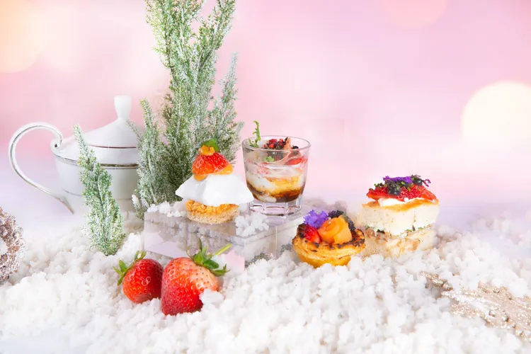 台北萬豪「莓夢成真」下午茶饗宴，以草莓佐入四款鹹點，碰撞出意想不到的驚喜。業者提供