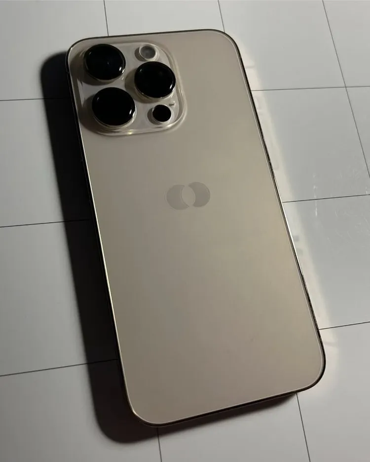 這支有獨特Logo的iPhone其實是原型測試機。翻攝自Macrumors