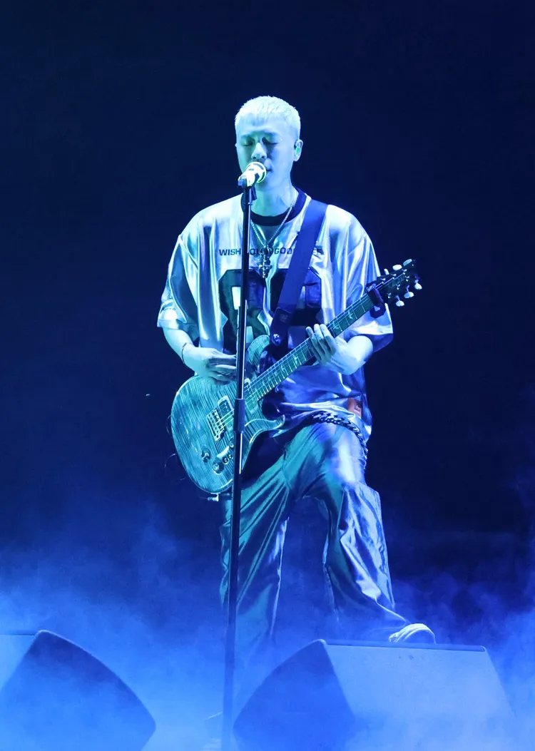 周湯豪自彈自唱新歌《你說的都對》。彭欣偉攝