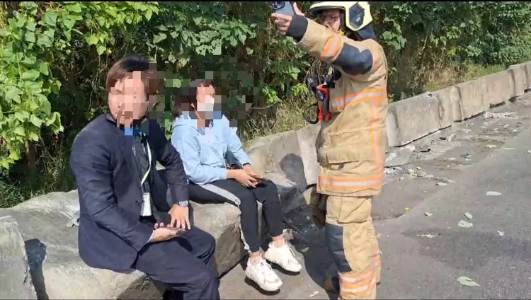 轎車上男駕駛與外籍女子驚魂甫定。民眾提供