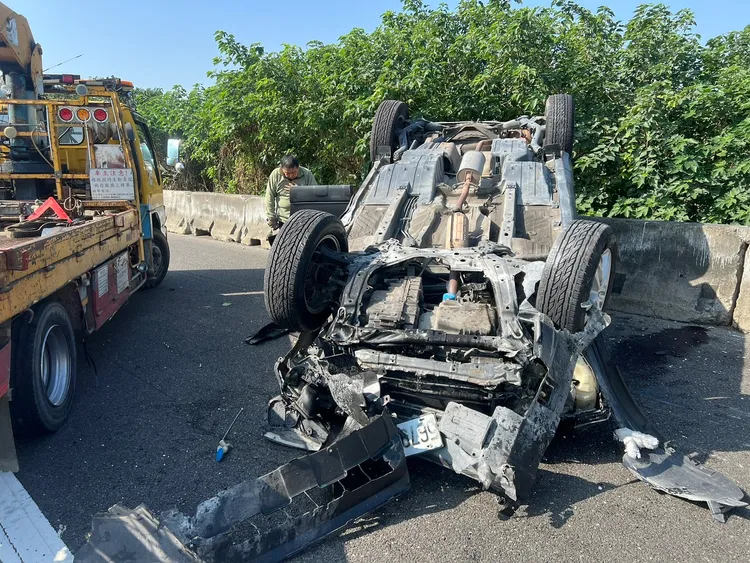 房男、黃林女的轎車翻滾後四腳朝天，所幸兩人都僅是輕傷。民眾提供