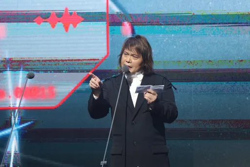 伍佰頒獎不裝了!看小抄照稿念  掏心底話「玩音樂很笨但我喜歡」