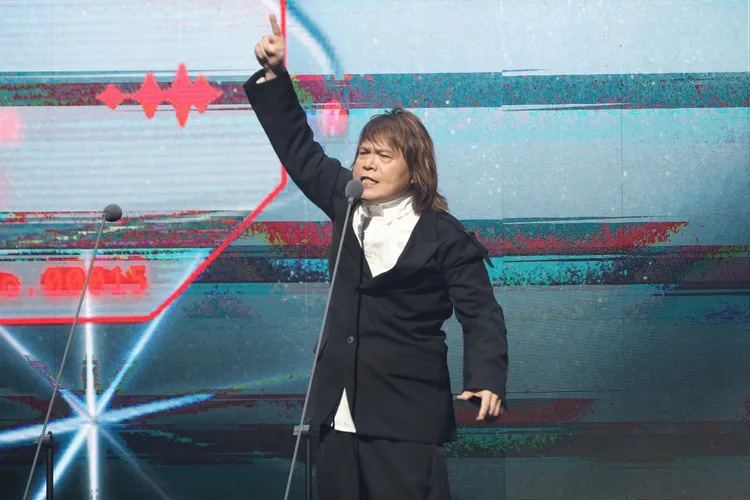 伍佰回想11年前曾在舞台上說過：「寫歌是一件很好的事，玩音樂是一件很笨的事，但是我喜歡這樣的事。」娛樂中心攝