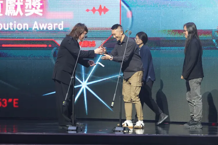 伍佰頒發獎項。娛樂中心攝